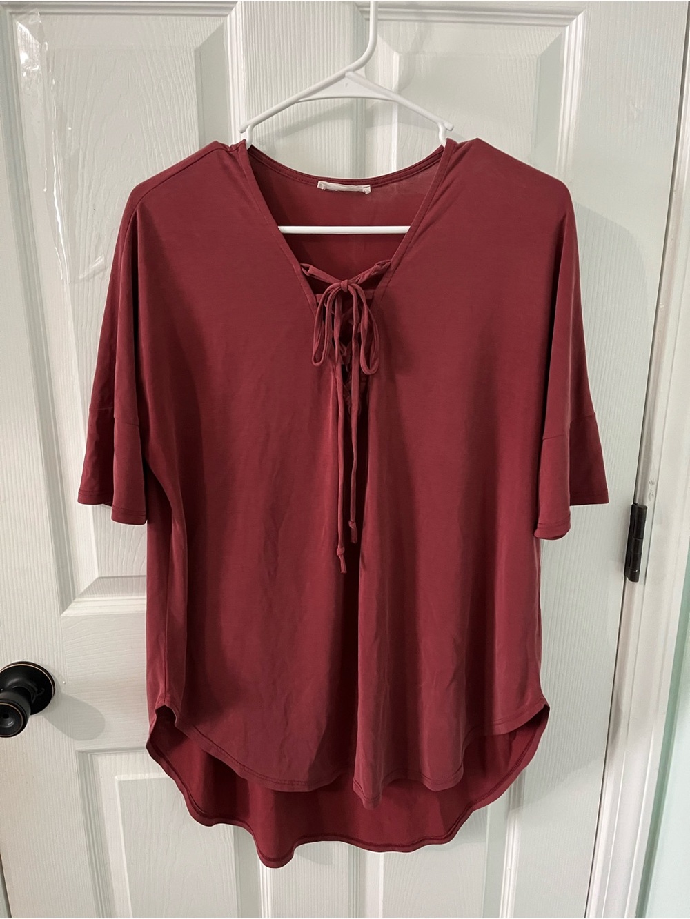 eesome Tie-Neck Short Sleeve Tunic in Burgundy